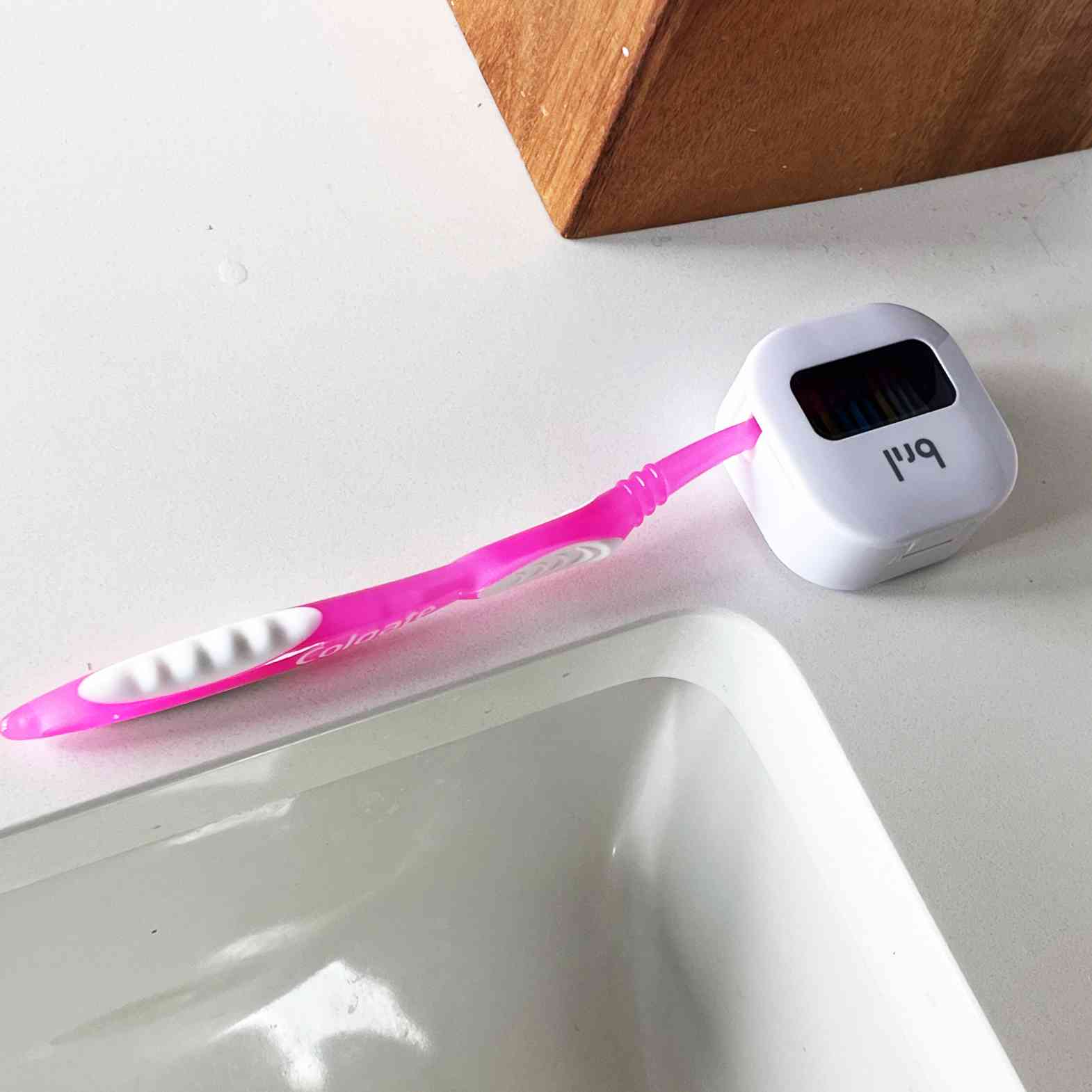 Cool UV light cleans & holds toothbrushes